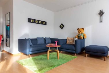 Gemütlicher Fernsehabend: Wohngemeinschaft Paraplui: Betreutes Wohnen und Tagesstruktur für Menschen mit einer Behinderung in Breitenbach SO