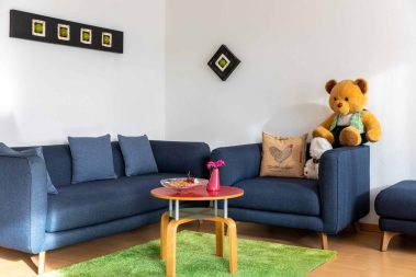 Gemütlicher Fernsehabend: Wohngemeinschaft Paraplui: Betreutes Wohnen und Tagesstruktur für Menschen mit einer Behinderung in Breitenbach SO