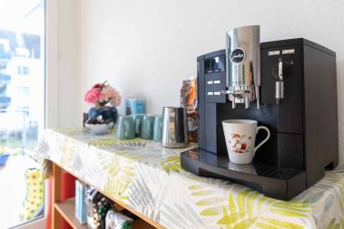 Kaffeepause. Wohngemeinschaft Paraplui: Betreutes Wohnen und Tagesstruktur für Menschen mit einer Behinderung in Breitenbach SO